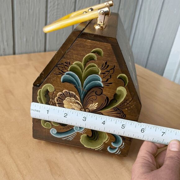 Vintage 1977 Hand-Painted Folk Art Box Purse w/ Lucite Handle – Signed R.Y.R.K. - Picture 10 of 14